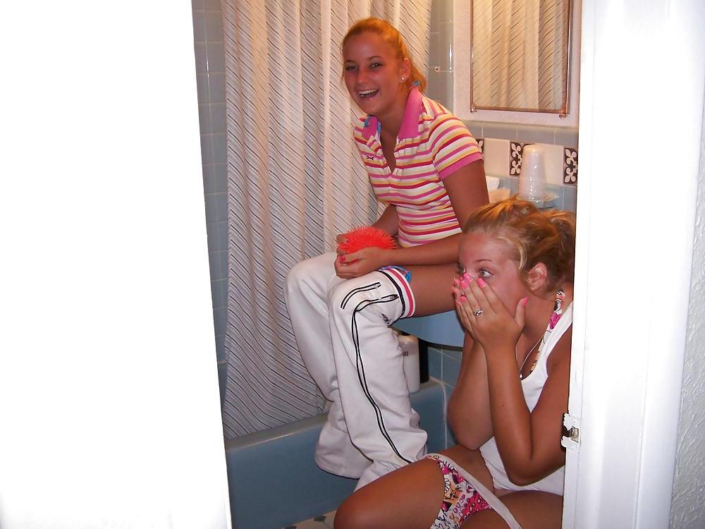 25P Girls Pee in the Sink?