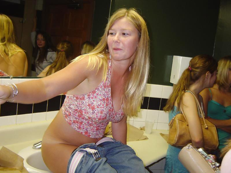 25P Girls Pee in the Sink?