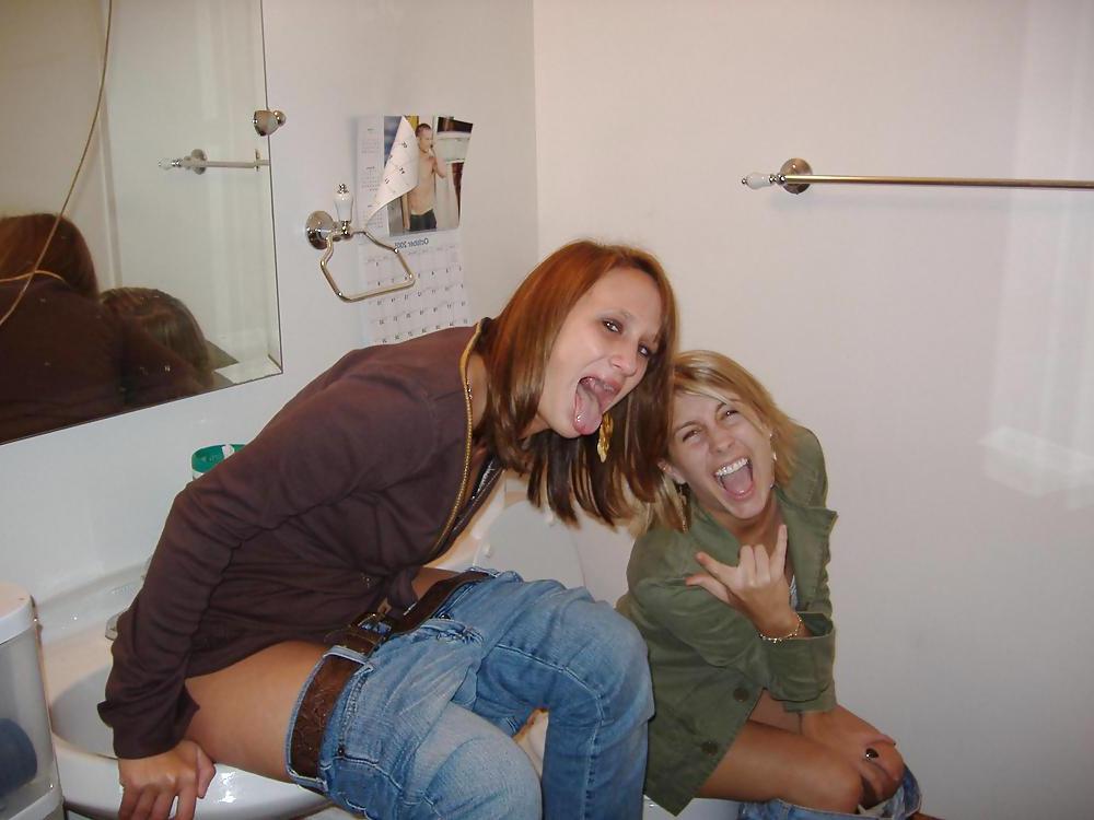 25P Girls Pee in the Sink?