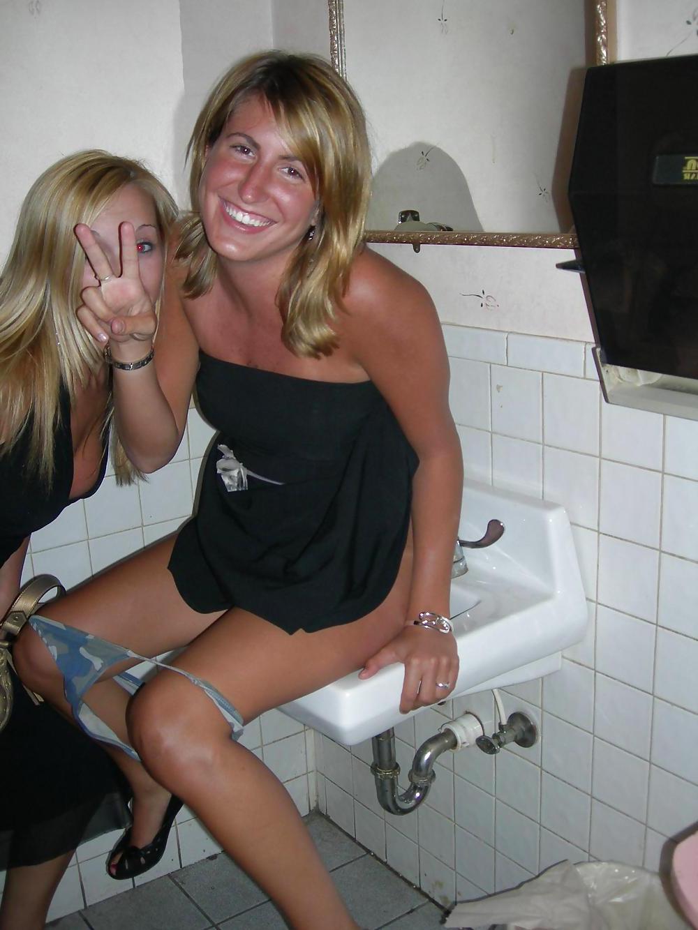 25P Girls Pee in the Sink?
