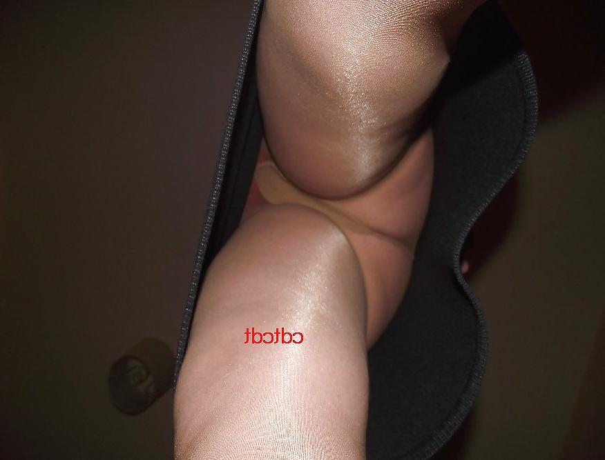 16P Wife in pantyhose tights