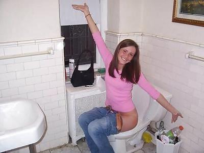 25P Girls on the toilet