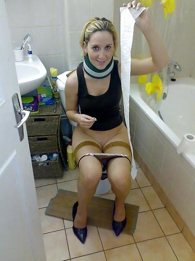 25P Girls on the toilet