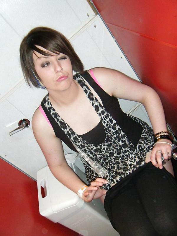 25P Girls on the toilet