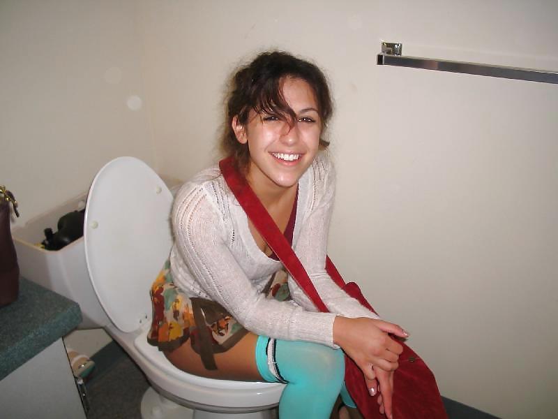 25P Girls on the toilet