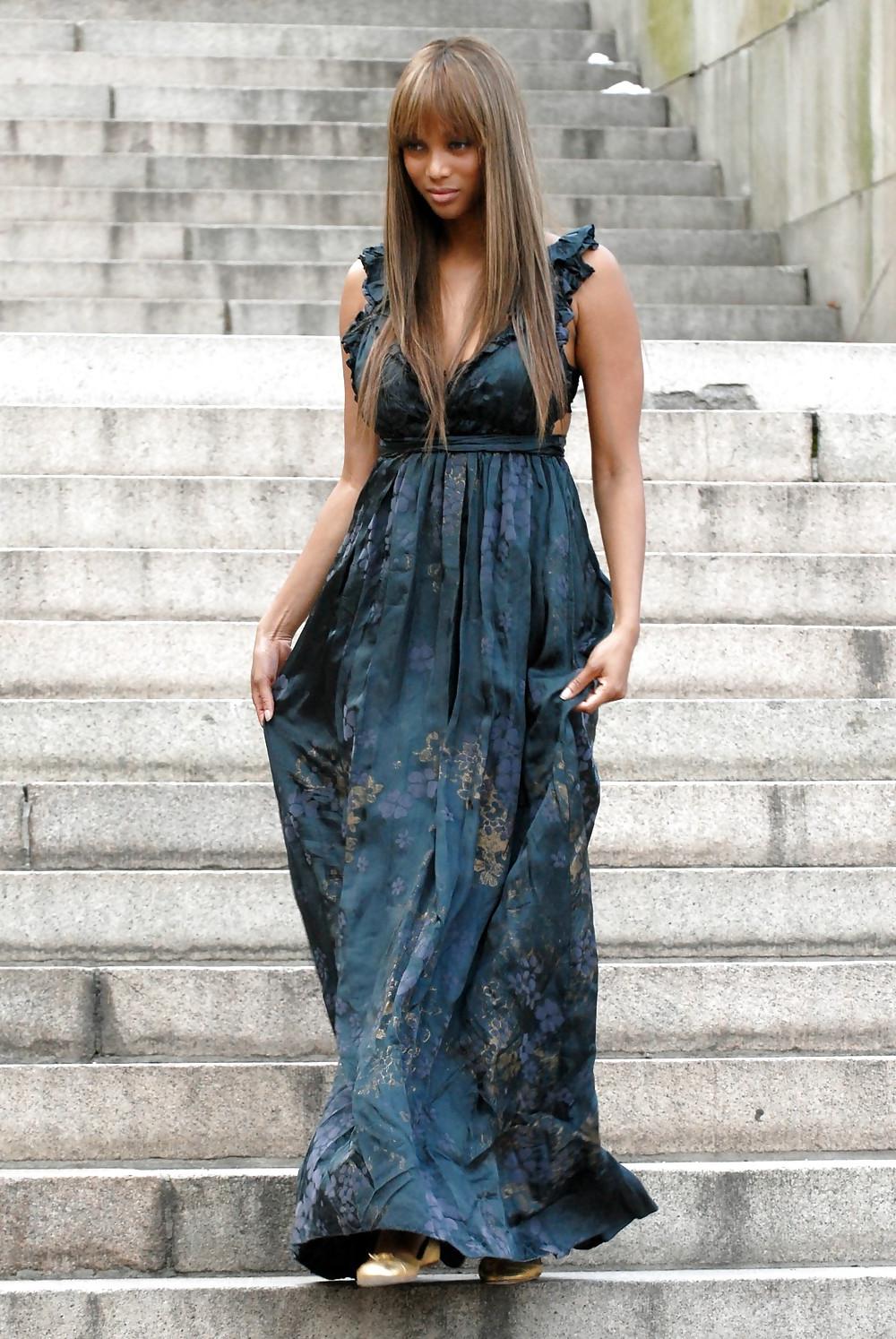 16P Tyra Banks does a photoshoot in Central Park