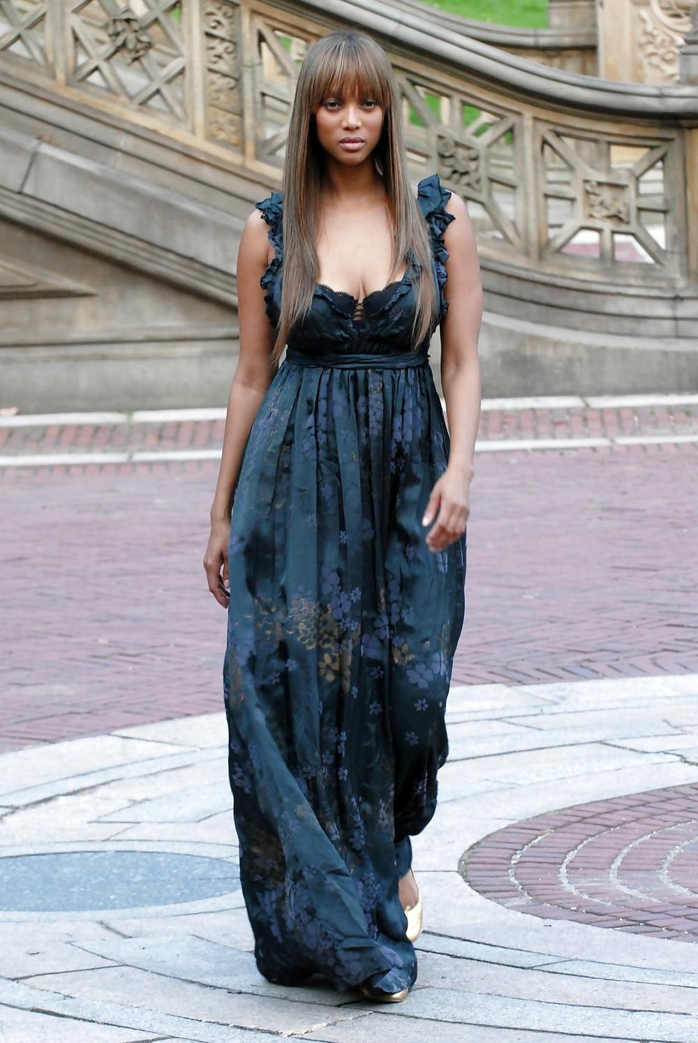 16P Tyra Banks does a photoshoot in Central Park