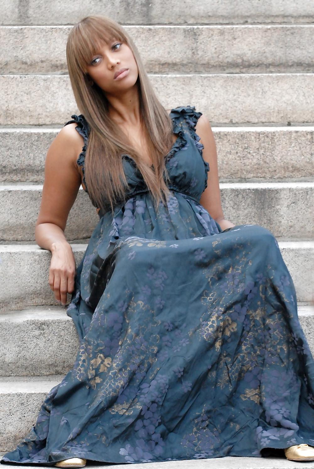 16P Tyra Banks does a photoshoot in Central Park