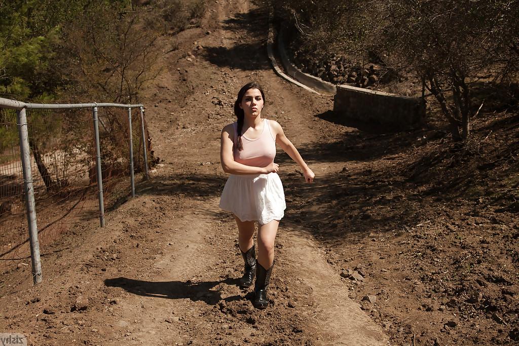 12P Die liebenswürdige brünette Sexbombe Valentina Nappi hat Spaß auf einem Bauernhof