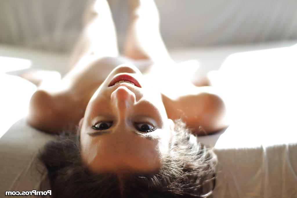 16P Flawless, young babe with shaved pubis does some amazing hand work
