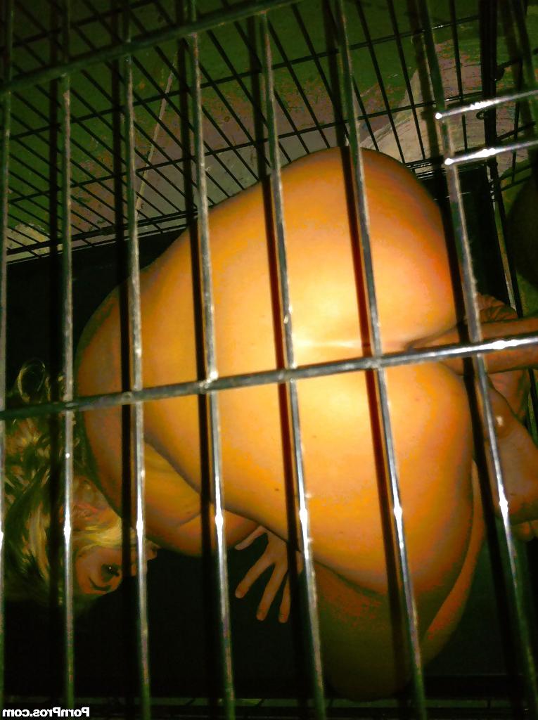 16P Amateur chick with a hot ass Jessie Andrews does blowjob from a cage