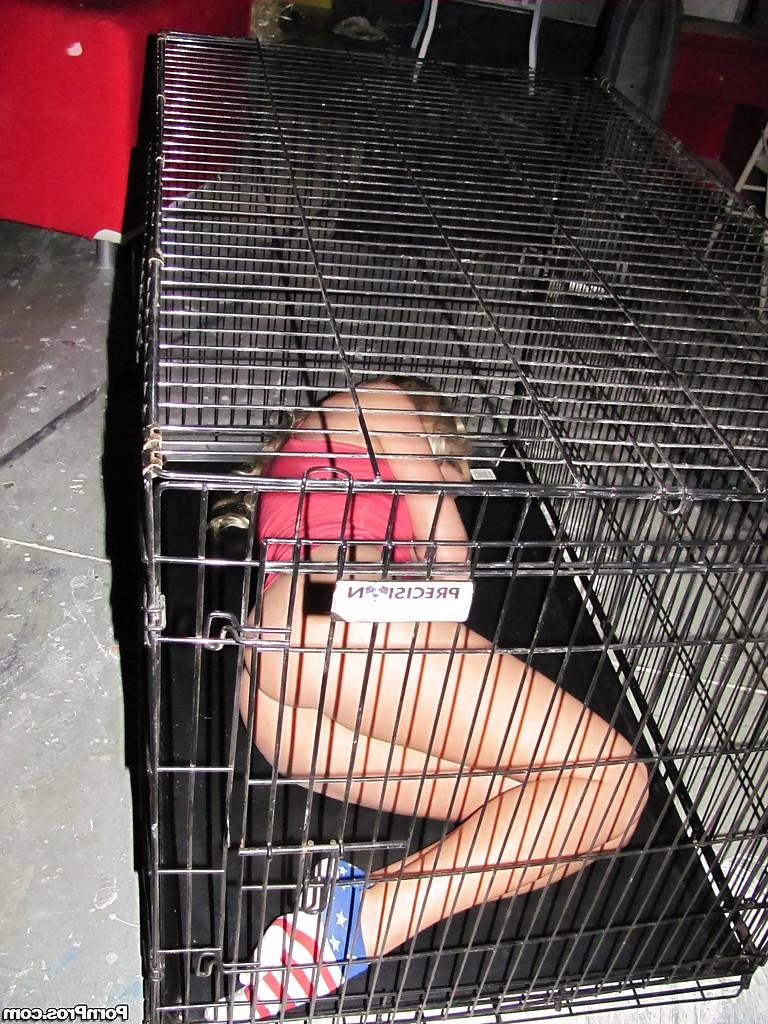 16P Amateur BDSM scene with a hot babe Jessie Andrews in a cage