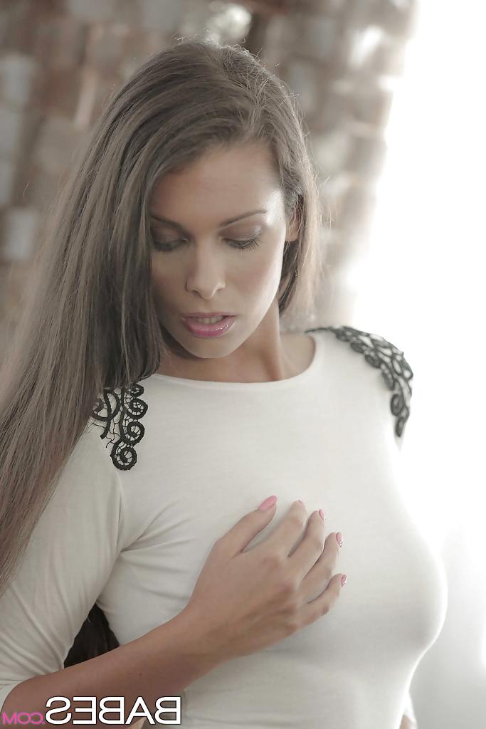 16P Lia Taylor reveals her European big tits and her tight asshole