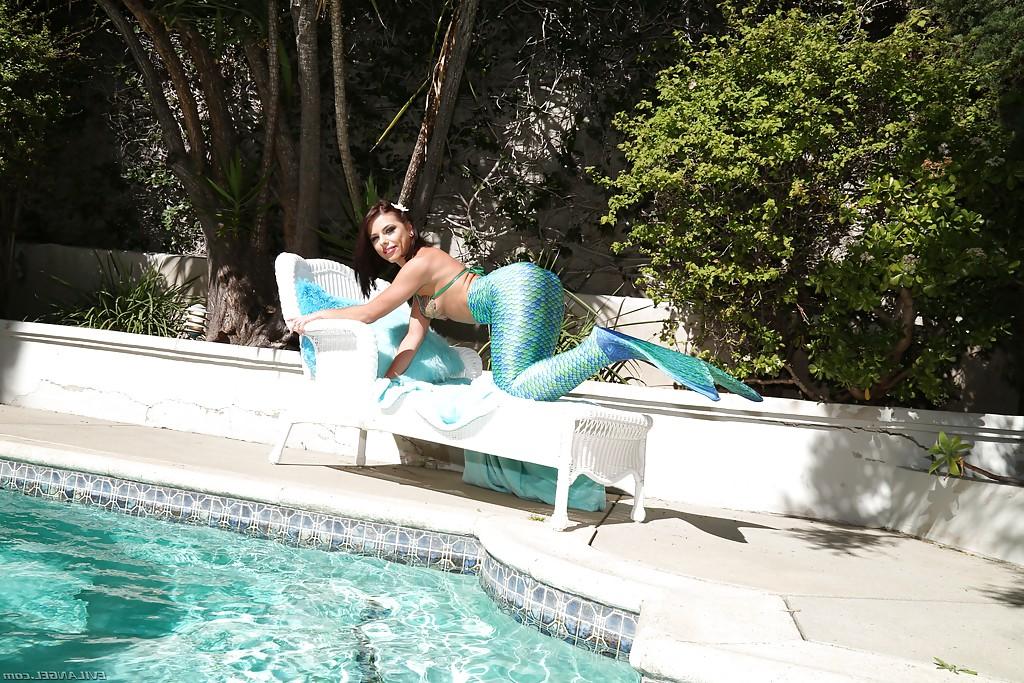 16P Amazing brunette babe Adriana Chechik playing with her asshole poolside