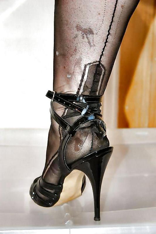 18P Lick me clean me, slave !