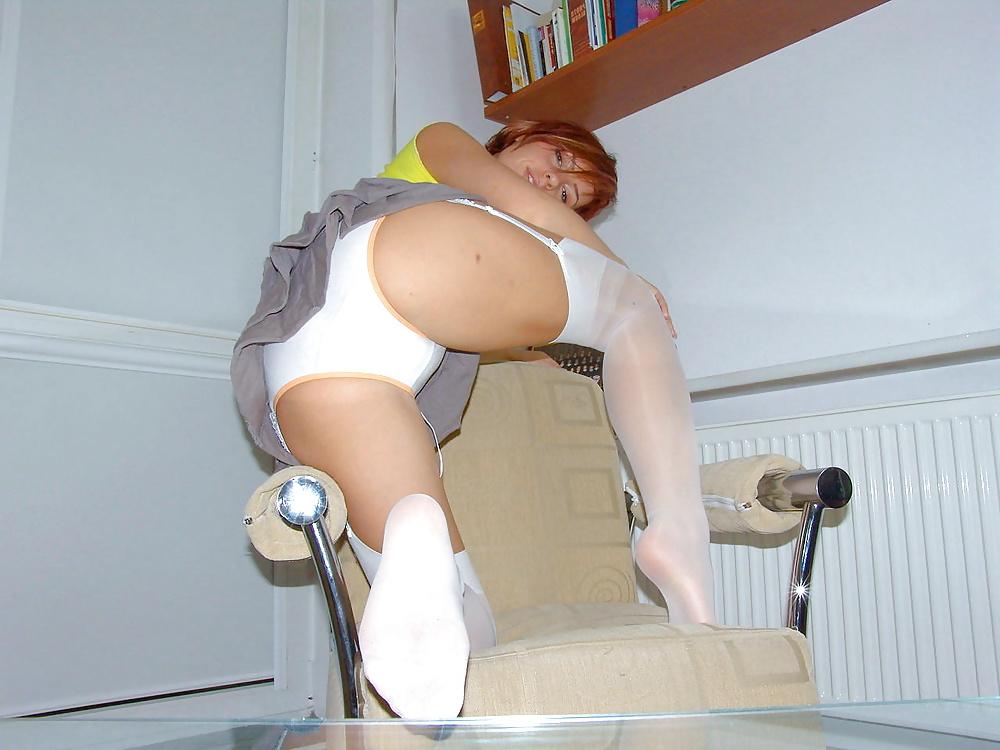 25P Kelly Dee in white nylon stockings on the chair