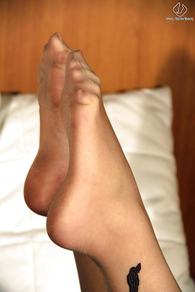 16P Brunette babe with a nice ass Valentina is a foot fetish doll