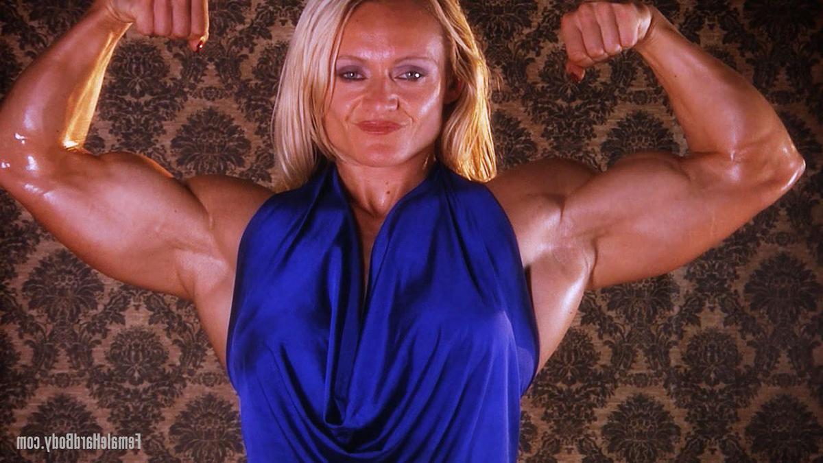 15P Non nude blonde bodybuilder Brigita Brezovac oils up for candid shoot