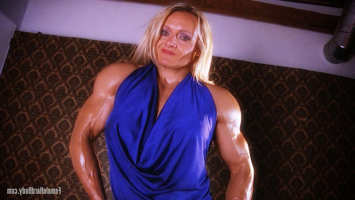 15P Non nude blonde bodybuilder Brigita Brezovac oils up for candid shoot