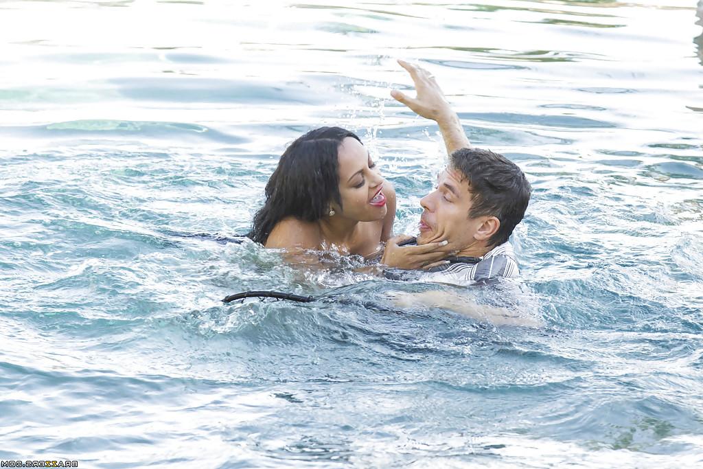 16P Latina brunette Kimberly Kendal has her ass fucked in a huge pool