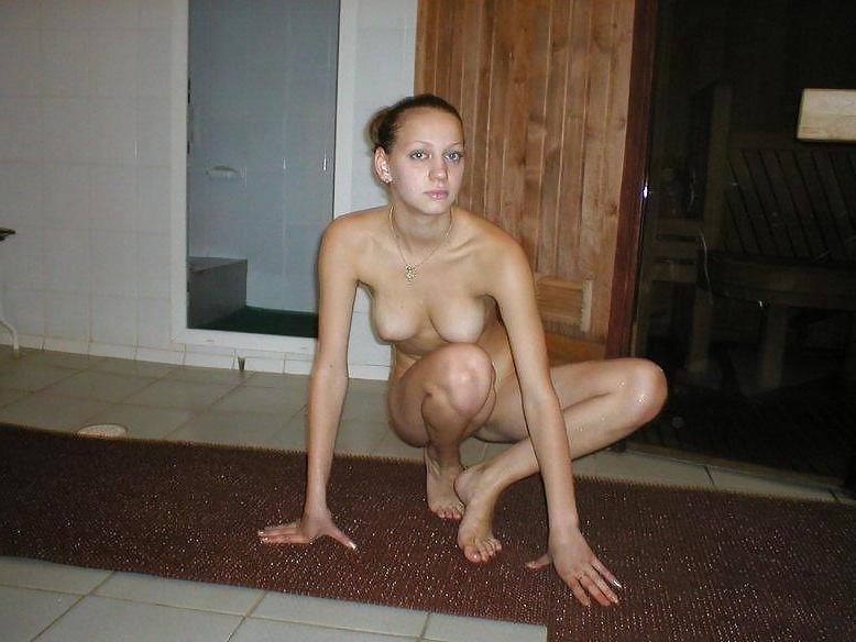 15P Naked barefoot babe swow long legs