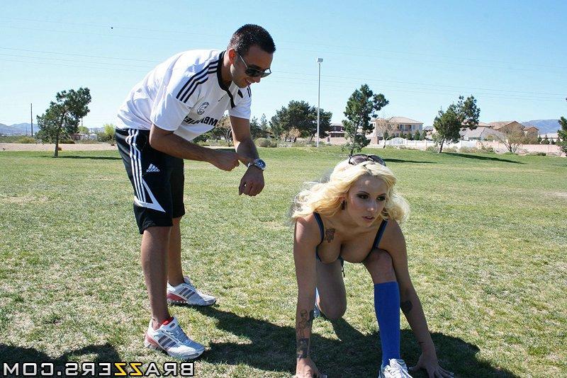 15P Sporty bombshell Lilith Mackenzee enjoys a threesome with her friends