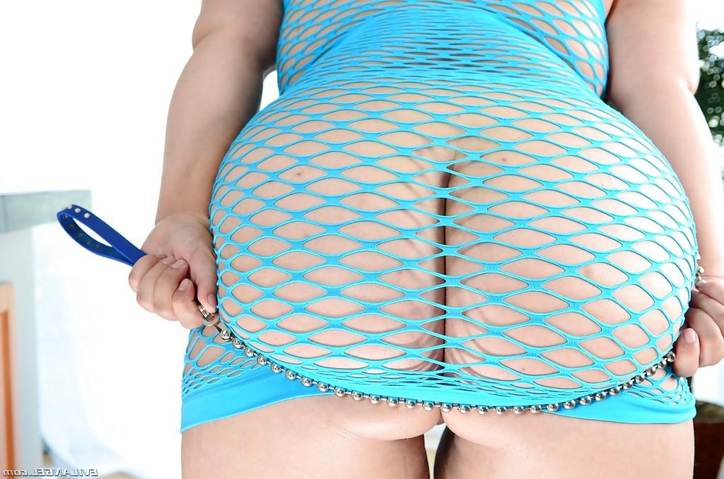 16P Naughty plumper Buxom Bella showcasing her giant jugs and ample ass