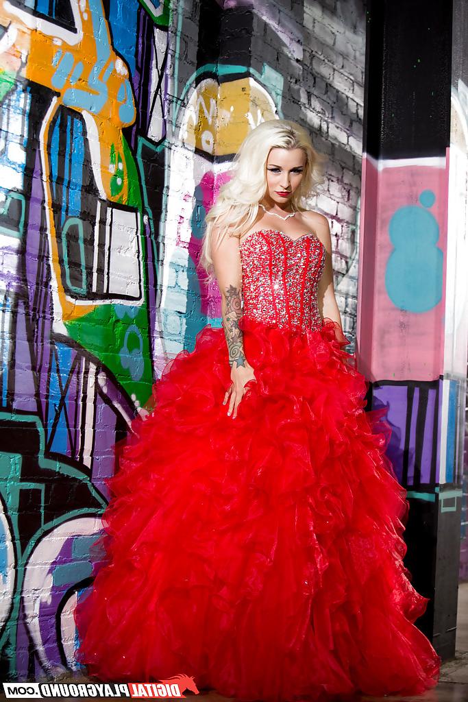 16P Tattooed blonde in awesome outfit Stevie Shae demonstrates shaved cunt