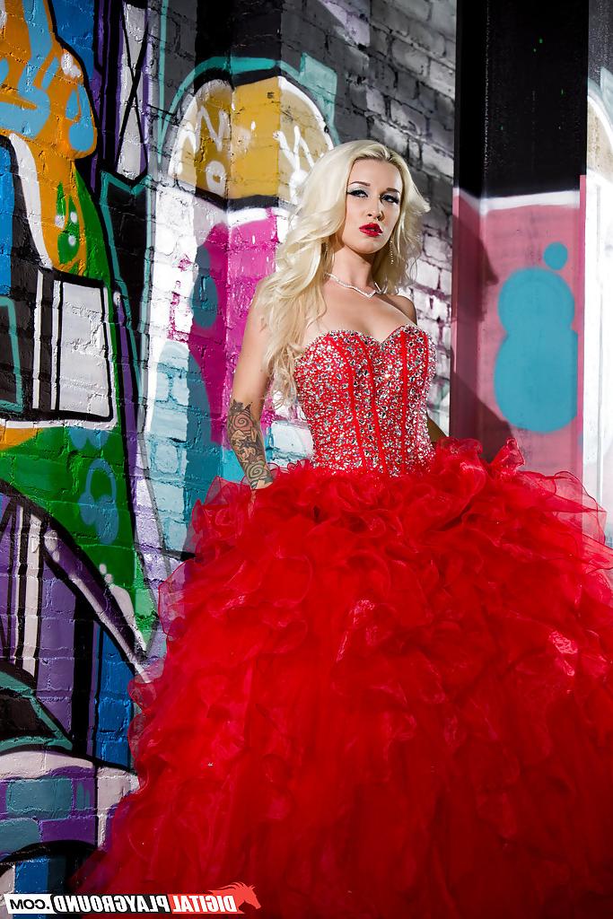 16P Tattooed blonde in awesome outfit Stevie Shae demonstrates shaved cunt