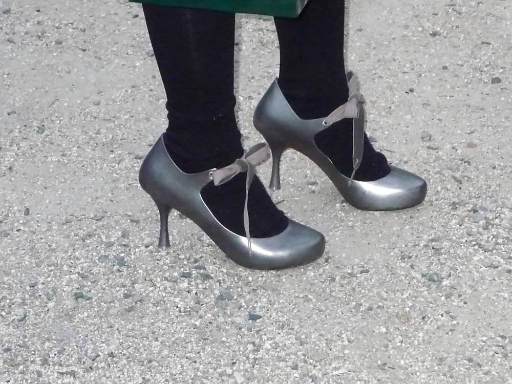 12P Japanese Candids - Feet on the Street 09