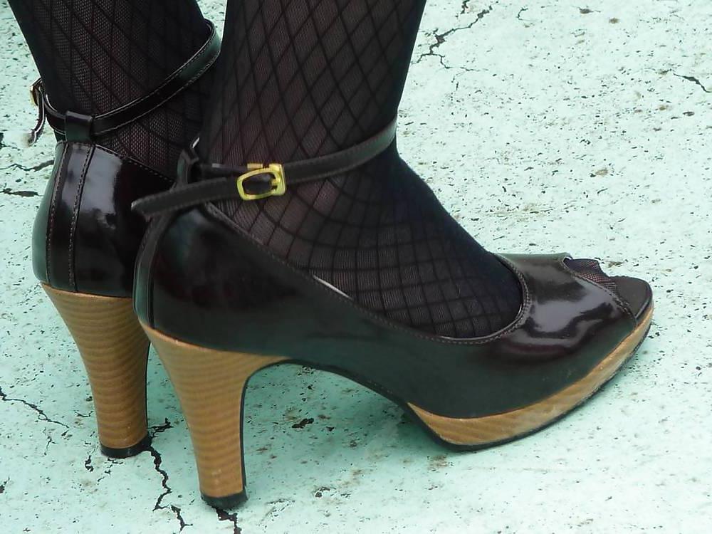 12P Japanese Candids - Feet on the Street 09