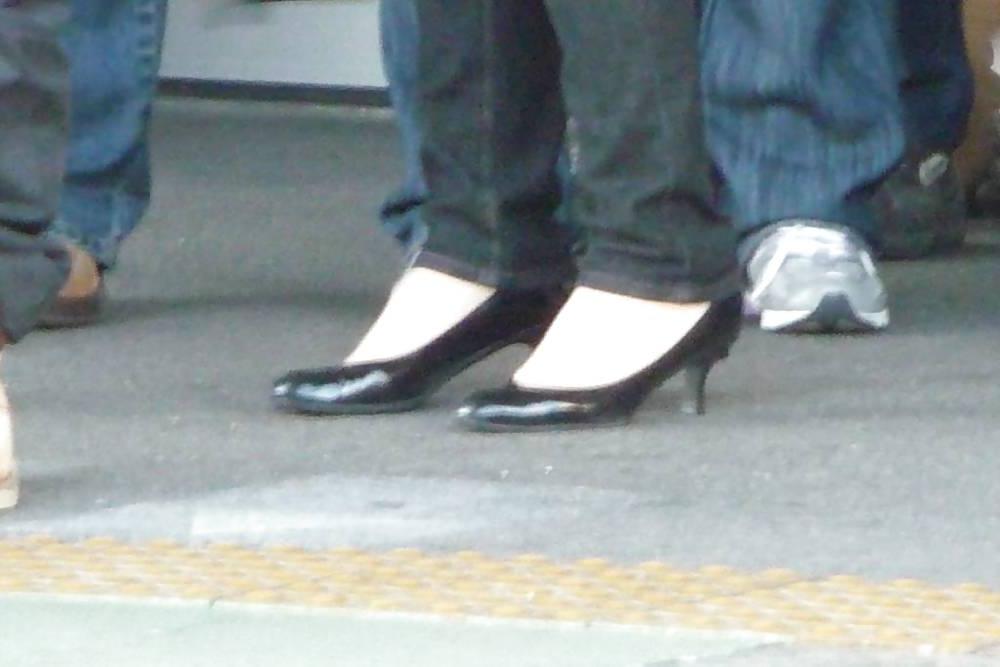 12P Japanese Candids - Feet on the Street 09