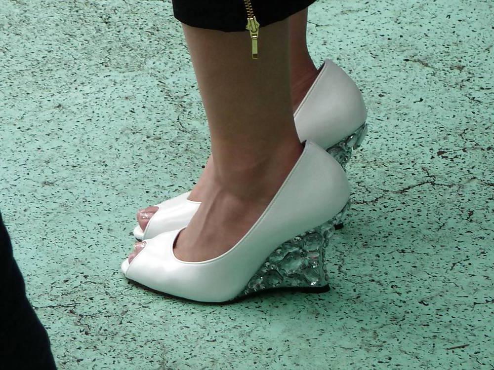 12P Japanese Candids - Feet on the Street 09