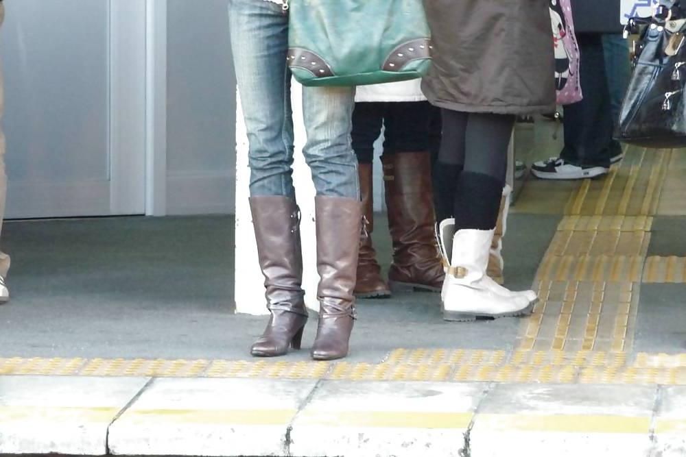 12P Japanese Candids - Feet on the Street 09