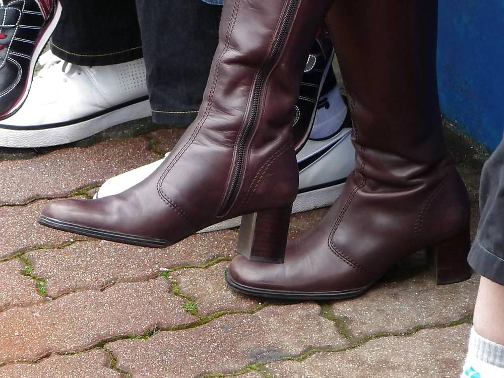 12P Japanese Candids - Feet on the Street 09
