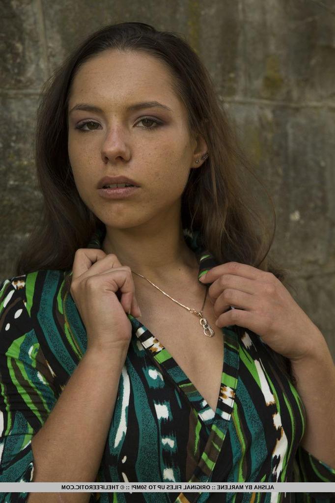 16P Brunette beauty Alisha exposes her nude body in the jungle