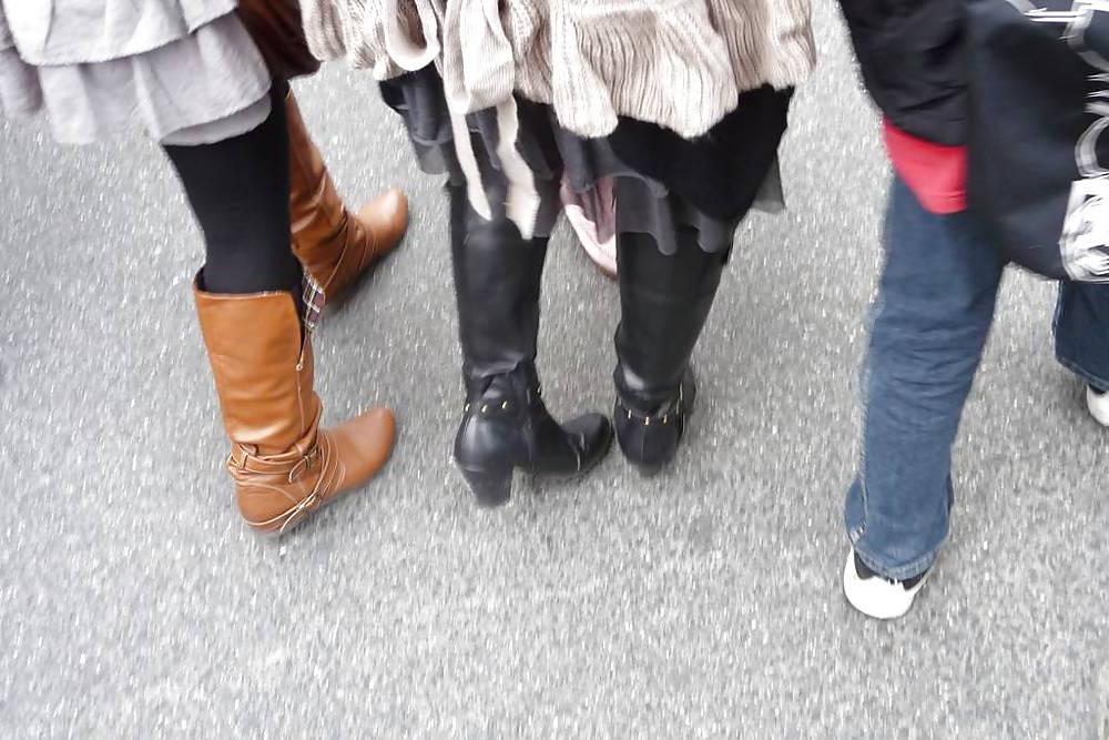 10P Japanese Candids - Feet on the Street 12