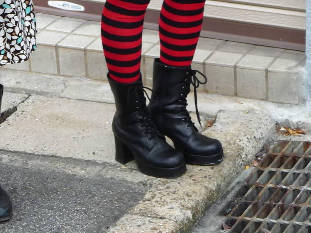 10P Japanese Candids - Feet on the Street 12