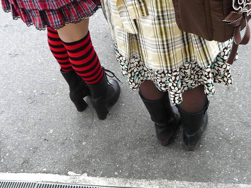 10P Japanese Candids - Feet on the Street 12
