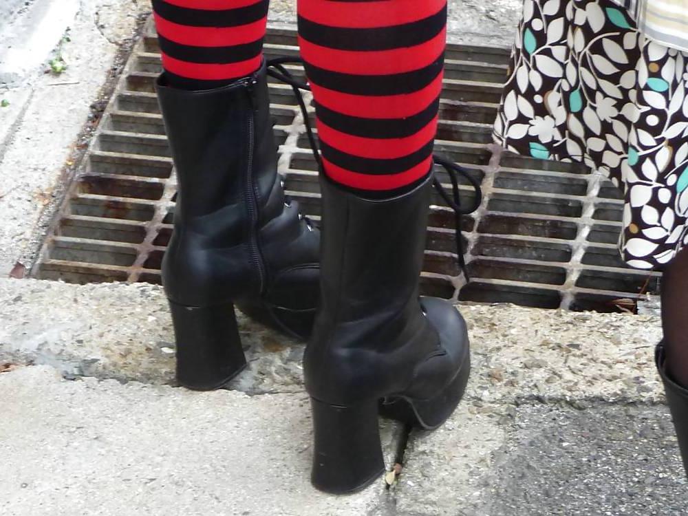 10P Japanese Candids - Feet on the Street 12