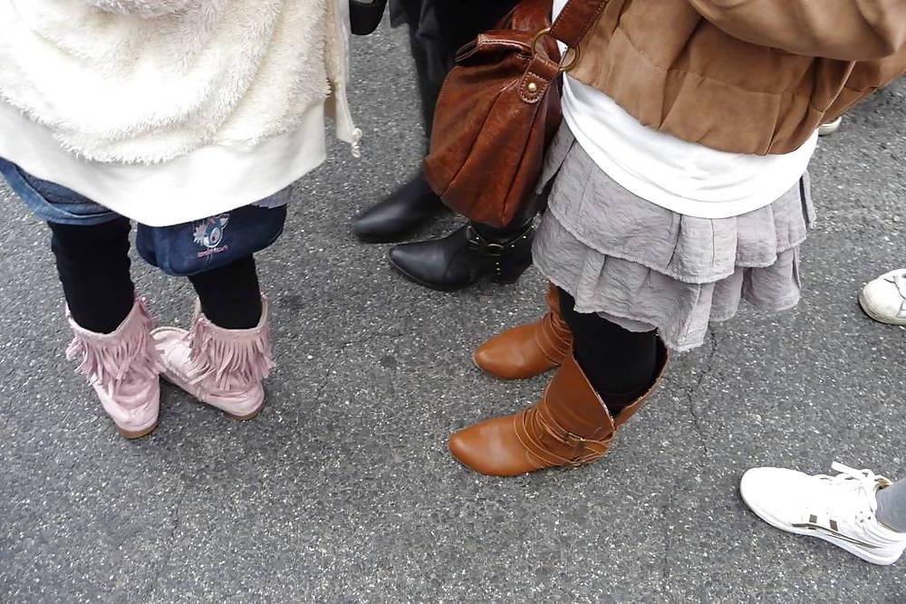 10P Japanese Candids - Feet on the Street 12