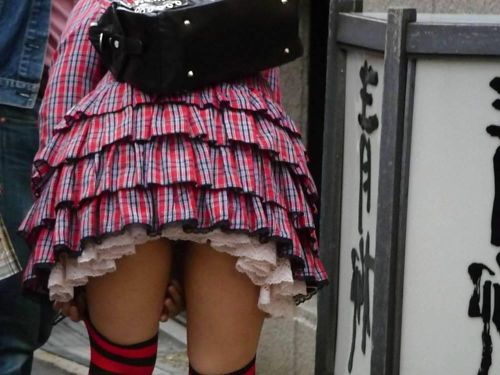 10P Japanese Candids - Feet on the Street 12