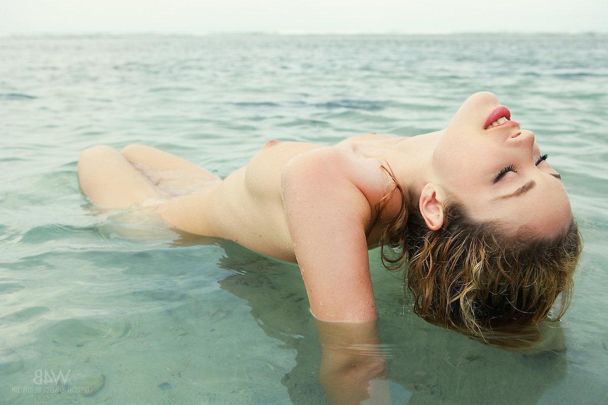 16P Beautiful teen Alissa White gets all wet for you