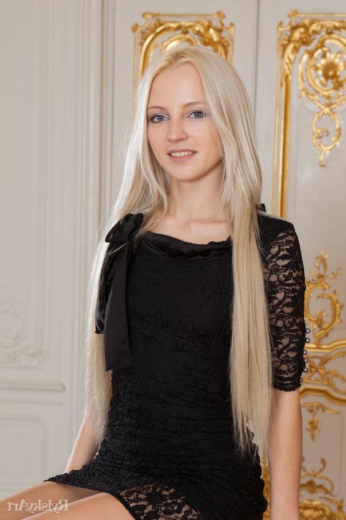 16P Amazing blonde Alysha A strips naked and spreads her legs