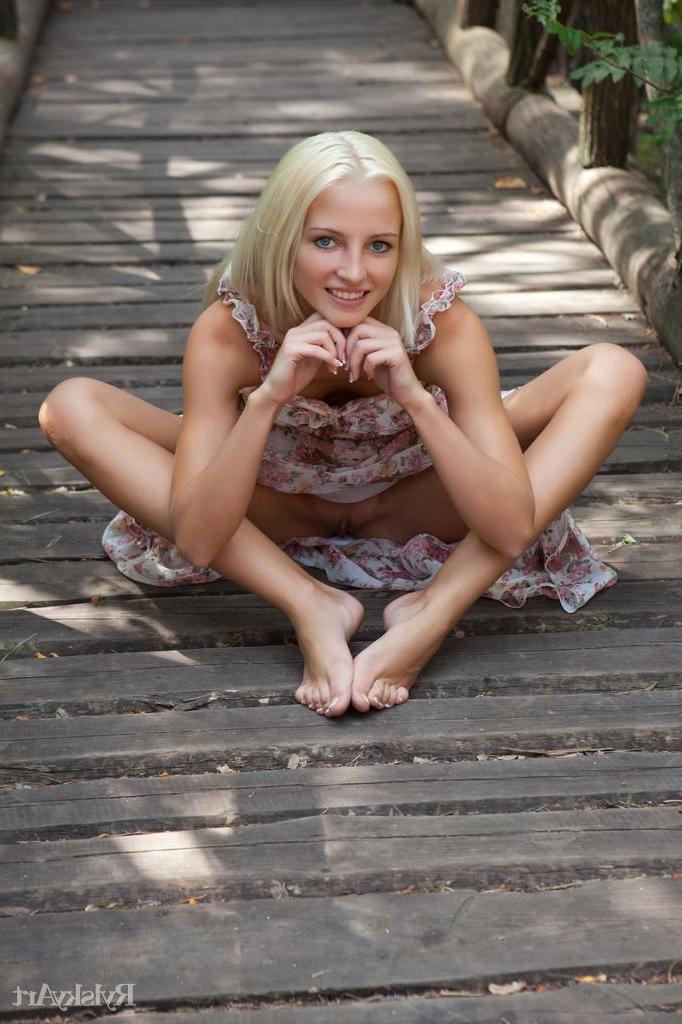 16P Pictures of gorgeous blonde girl Alysha showing her naked body at a water fountain