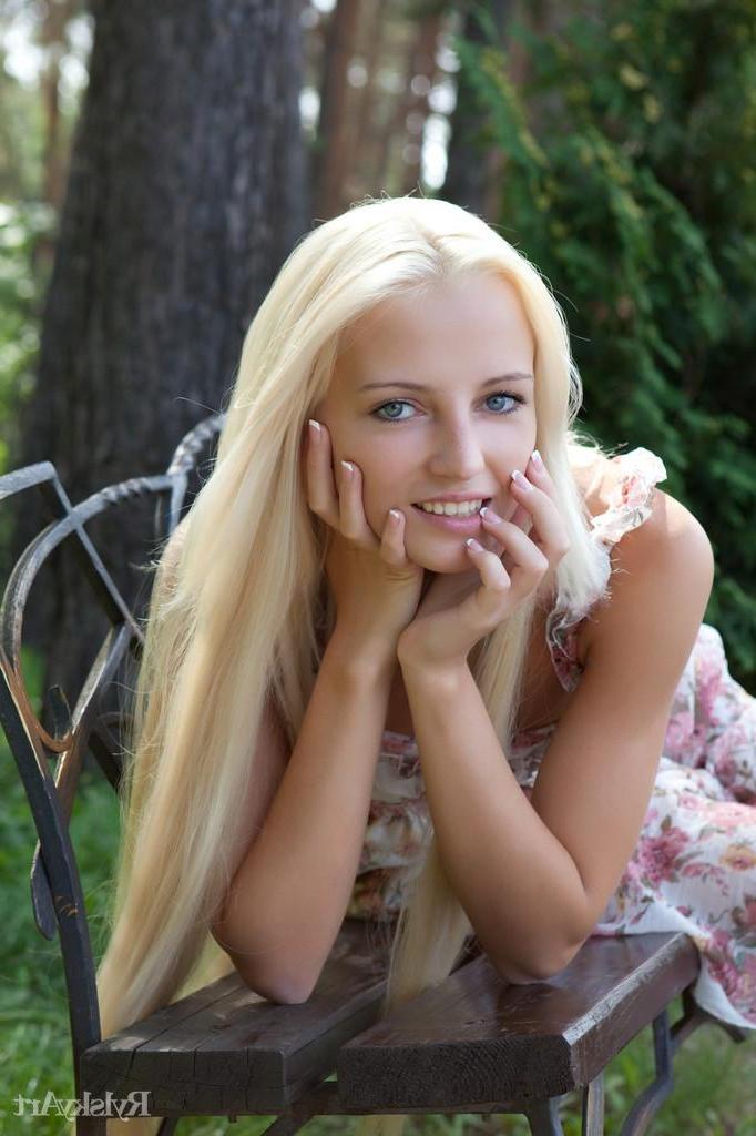 16P Pictures of gorgeous blonde girl Alysha showing her naked body at a water fountain