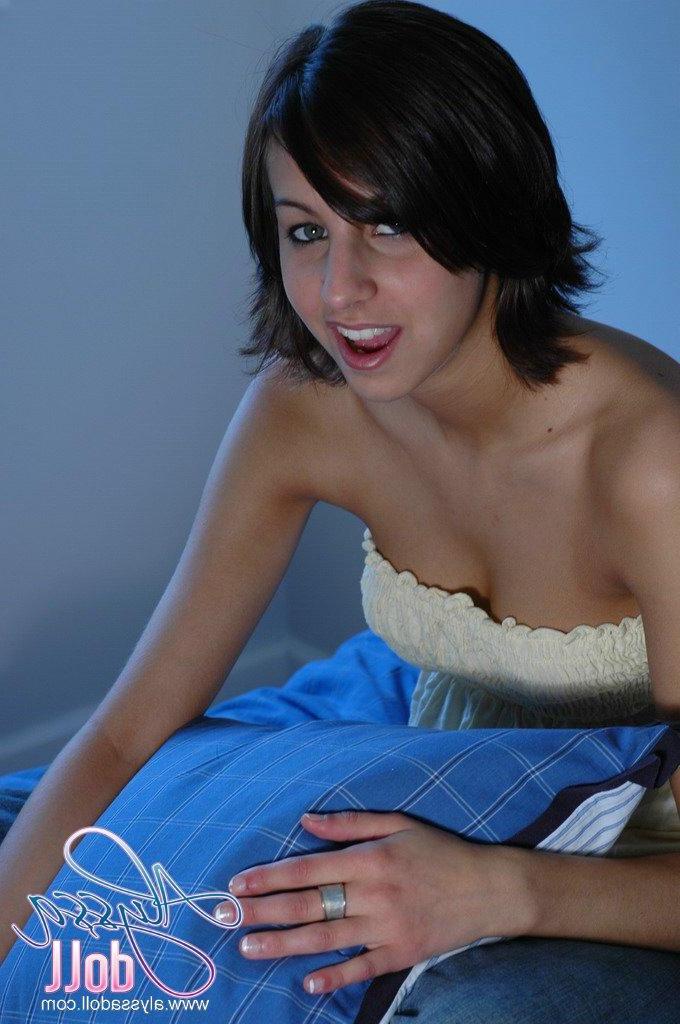 15P Pictures of Alyssa Doll going topless