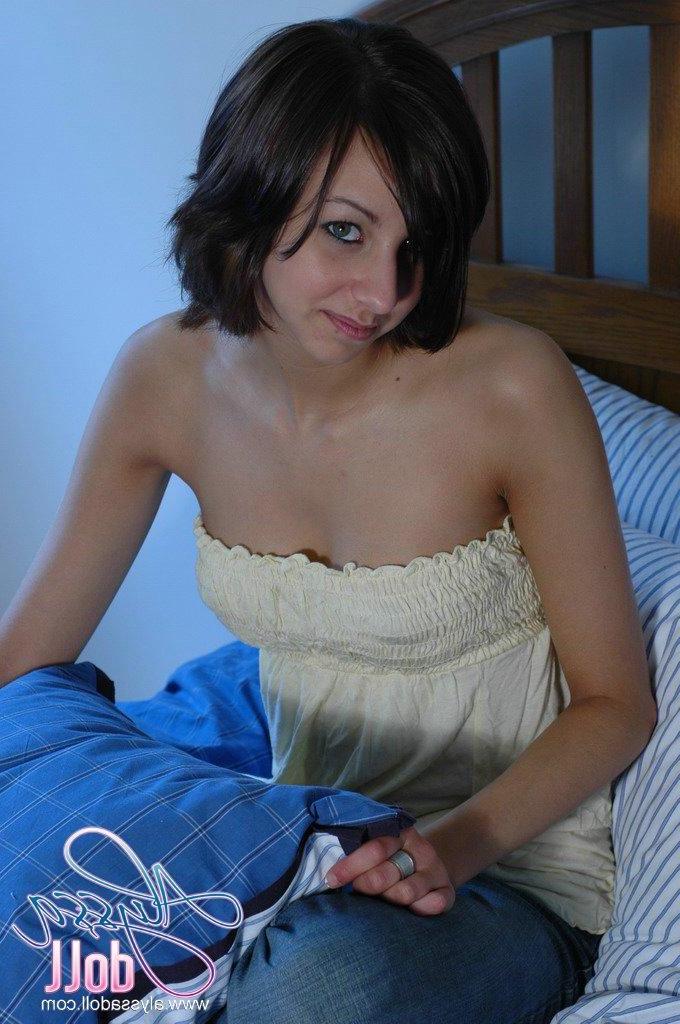 15P Pictures of Alyssa Doll going topless