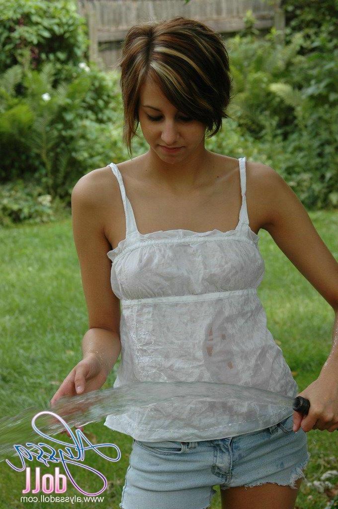 15P Pictures of Alyssa Doll getting herself all wet