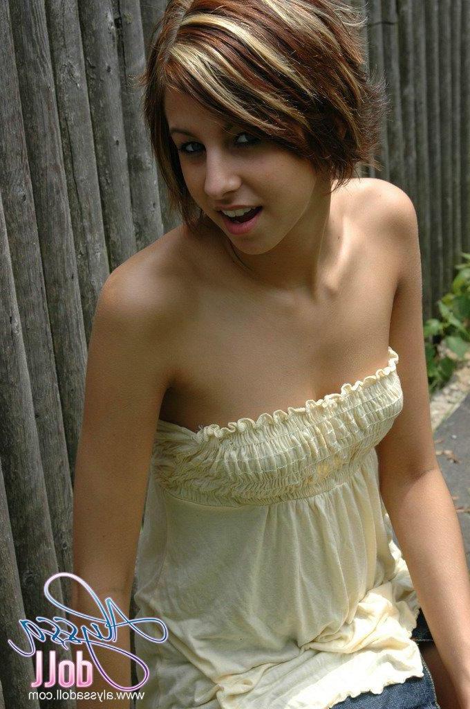 16P Bilder von Alyssa Doll, die ihre frechen Titten entblößt
